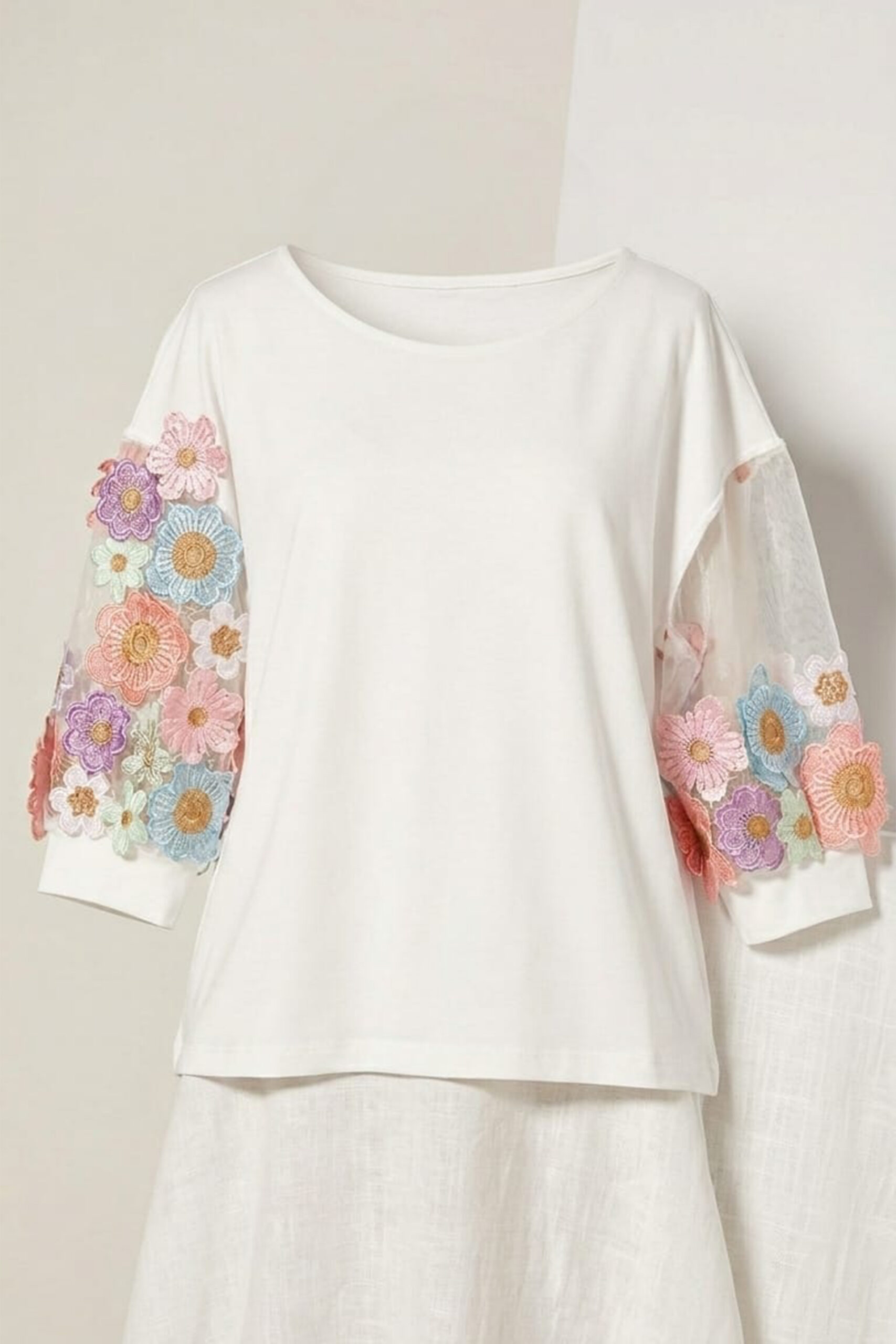 Blusa Leonora con mangas abullonadas de gasa y flores bordadas